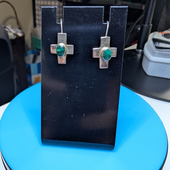 Sterling silver cross earrings with malachite gemstones - Picture 2 of 6